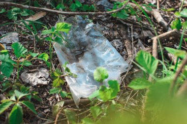 Plastik kaplar ve çöpler ormanda. Çevre kirliliği. Çevre sorunu ve felaket. Yeşil Git, Sıfır Atık, Planet Kaydet, Dünya Günü, Hayır Plastik, Geri Dönüşüm Kavramı