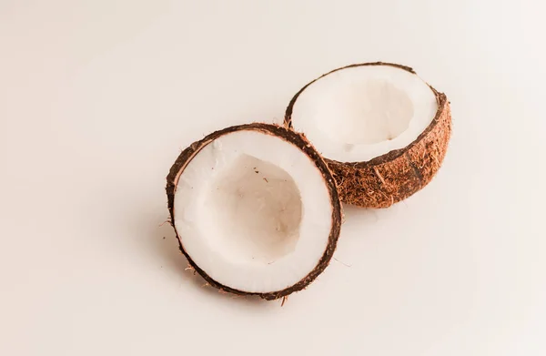 Laid noix de coco biologique sur fond blanc, isoler. une noix cassée dans une coquille l'intérieur blanc d'une noix de coco, qui a commencé à se décomposer et recouvert de champignons et de moisissures. Produits gâtés . — Photo