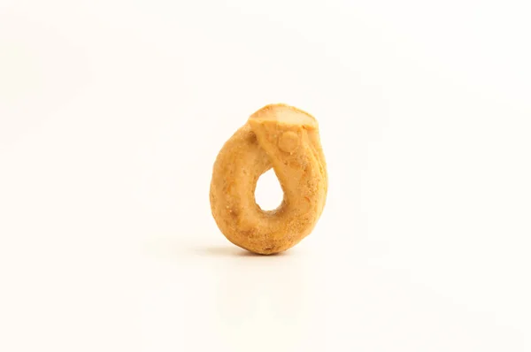 Taralli - Sicilya ve Calabria mutfağında tipik olarak kurutma veya simit benzeri geleneksel bir İtalyan aperatifi. Beyaz arka planda simit, izole et. Boşluğu kopyala.