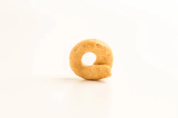 Taralli un aperitivo italiano tradicional similar al secado o bagels, típico de la cocina de Sicilia y Calabria. Bagel sobre fondo blanco, aislado. Copiar espacio . — Foto de Stock