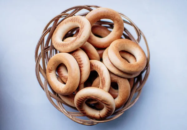 Bagels in a wicker basket on a white background, isolate. Tea Party Concept — Stock Photo, Image