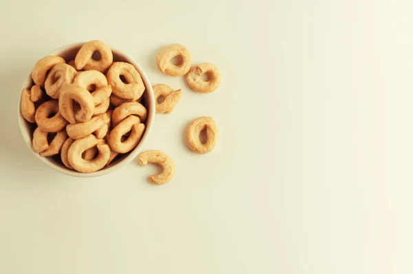 Taralli geleneksel bir İtalyan aperatifi, Sicilya ve Calabria mutfağının tipik kurutma ve simide benzer. Bir kasede beyaz bir arka planda simit. Boşluğu kopyala.