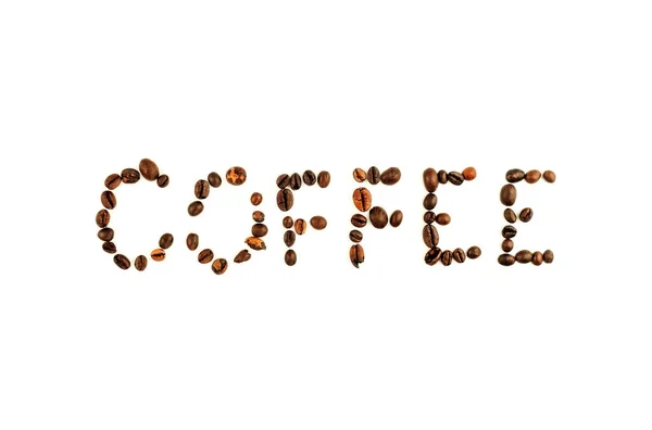 Φυσικοί κόκκοι καφέ σε λευκό φόντο. Η επιγραφή καφές γίνεται από κόκκους καφέ. Ο καφές με την επιγραφή. Πρότυπο σχεδιασμού. Arabica και Robusta μέτρια σπάνια. — Φωτογραφία Αρχείου
