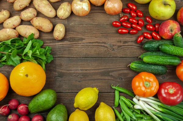 Flexitana diyet konsepti. Çeşitli taze organik sebzeler ve meyvelerle kompozisyon. Salatalık, domates, turp, avokado, bezelye, patates, limon, soğan..
