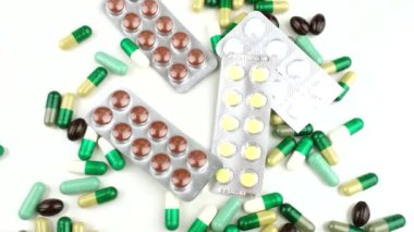 Beyaz arka planda bir sürü farklı hap var. Geri sarma kabarıklığına bir sürü hap attım. Sağlık hizmetleri için seçici odaklanma haplar, vitaminler, ilaçlar, ilaçlar ve diyet takviyeleri.