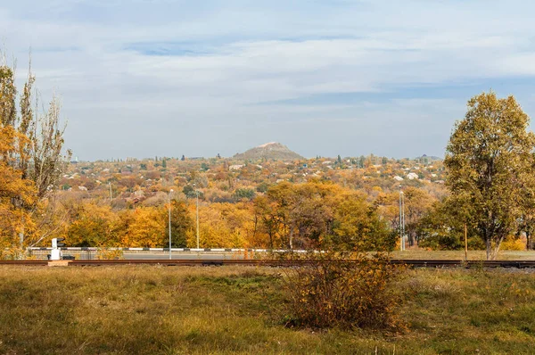 秋の日当たりの良い風景。日当たりの良い10月の日に地面に木や倒れた黄色の葉を持つ鉱山秋の都市の眺め。デザインのテンプレート. — ストック写真