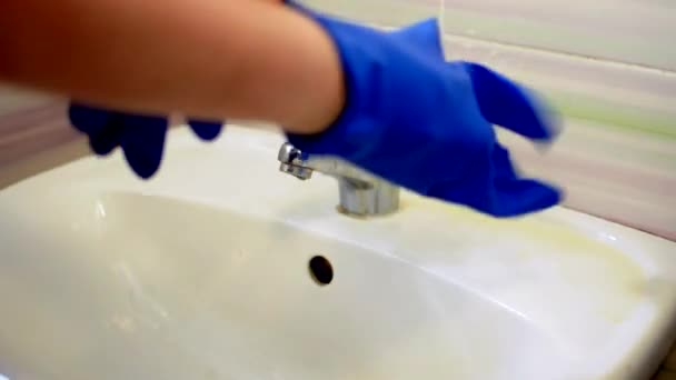 Chica con guantes azules lava el lavabo, la limpieza del baño. Ama de llaves como limpiadora en el fregadero. Cepillar WC para la limpieza y la higiene. limpiando el fregadero. Servicio de limpieza concepto — Vídeos de Stock