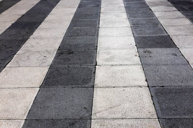 Yürüyüş pistinde tekrarlanan şablon karmaşık tasarımları vurguluyor, şık kentsel yürüyüş malzemeleri için mükemmel..