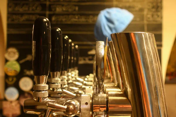 Gyllene Kranar Och Svarta Handtag Ett Perspektiv Craft Beer Bar — Stockfoto