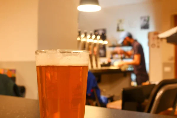Szkła Światła Pomarańczowy Soczysty Craft Piwo Pubie Bar Rzemiosła Tłem — Zdjęcie stockowe
