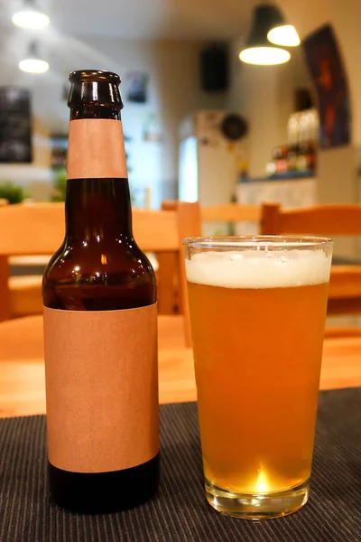 Uma Garrafa Cerveja Copo Cheio Cerveja Saborosa Suculenta Laranja Clara — Fotografia de Stock