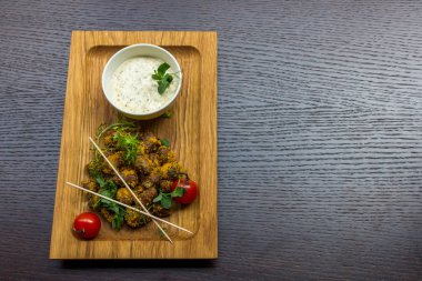 Sığır eti veya domuz eti et ve kahverengi ahşap tabakta sebze soslu beyaz ve siyah tablo arka plan kopya alanı ile lezzetli parçalarını