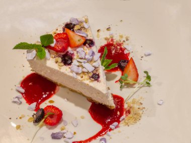Cheescake strawberies ve ahşap masa arka plan üzerinde köpüklü su ile