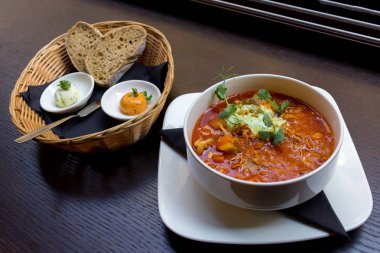 Kuzu eti ve sebze ve ayrı bir sepetin içinde ekmek ile gulaş çorbası