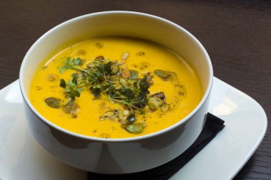 Siyah ahşap masa arka plan portre üzerinde kök sebze sarı krem çorbası