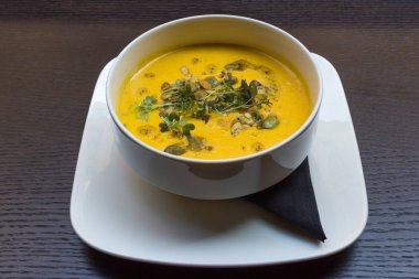 Siyah ahşap masa arka plan üzerinde kök sebze sarı krem çorbası