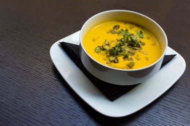 Kök sebze sarı krem Connecticut'dan siyah ahşap masa arka plan