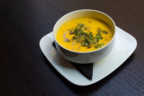 Siyah ahşap masa arka plan görüş açısı üzerinde kök sebze sarı krem çorbası