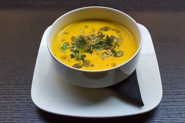 Siyah ahşap masa arka plan üzerinde kök sebze sarı krem çorbası