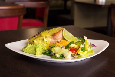 Kızartılmış balıklı yeşil guacamole sos, sarı sos, sebze ve kireç ile çanak