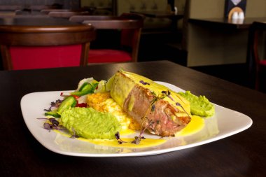 Kızartılmış balıklı yeşil guacamole sos, sarı sos, sebze ve kireç ile çanak