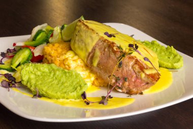 Kızartılmış balıklı yeşil guacamole sos, sarı sos, sebze ve kireç ile çanak