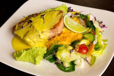 Kızartılmış balıklı yeşil guacamole sos, sarı sos, sebze ve kireç ile çanak