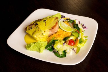 Kızartılmış balıklı yeşil guacamole sos, sarı sos, sebze ve kireç ile çanak