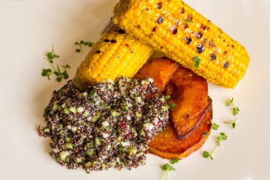 Beyaz yemek lezzetli ve sağlıklı Mısır ve quinoa yulaf lapası ile