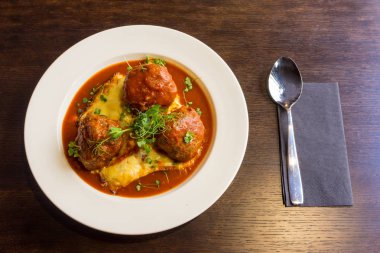 Lezzetli geyik geyik eti beyaz tabak portre lahana güveç ile topları karşılamak