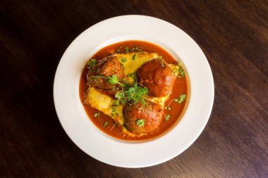 Lezzetli geyik geyik eti beyaz tabak portre lahana güveç ile topları karşılamak