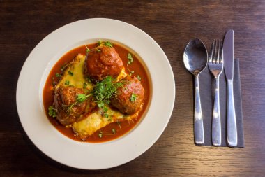 Lezzetli geyik geyik eti beyaz tabak portre lahana güveç ile topları karşılamak