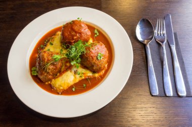 Lezzetli geyik geyik eti beyaz tabak portre lahana güveç ile topları karşılamak