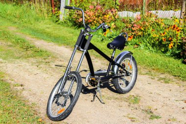 Bir ülke yolda bisiklet velochopper