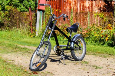 Bir ülke yolda bisiklet velochopper