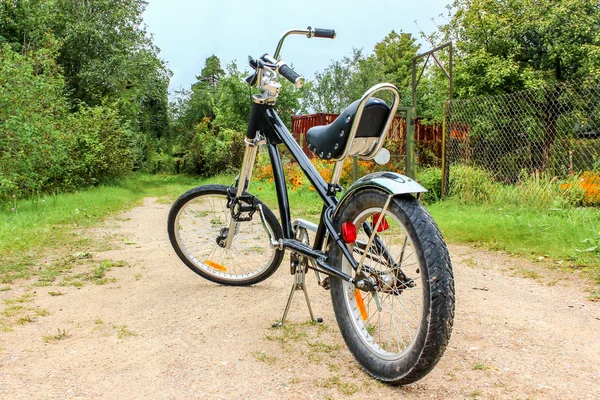 Bir ülke yolda bisiklet velochopper