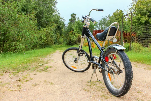 Bir ülke yolda bisiklet velochopper