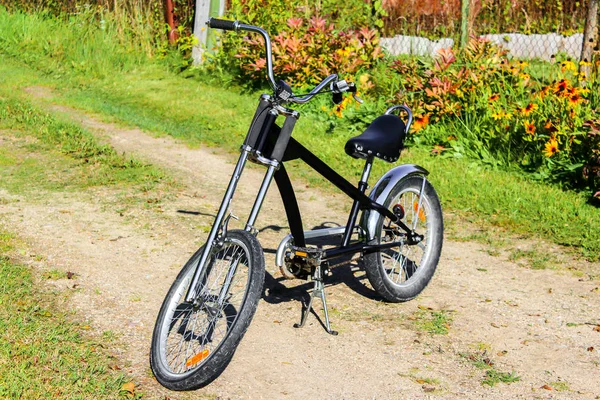 Bir ülke yolda bisiklet velochopper