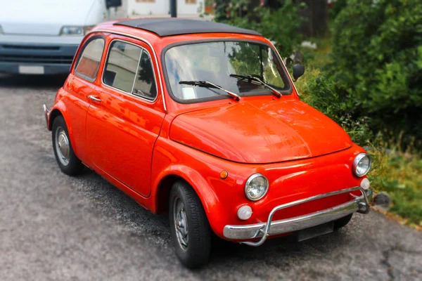 Brinquedo Vermelho Retro Velho Que Olha Carro Italiano Uma Estrada — Fotografia de Stock