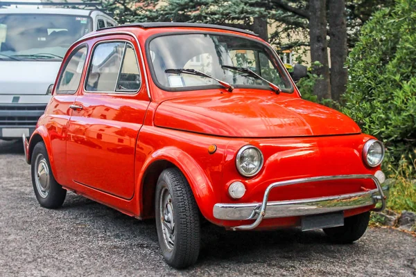 Altes Rotes Italienisches Retro Auto Auf Einer Straße Einem Wohnhof — Stockfoto