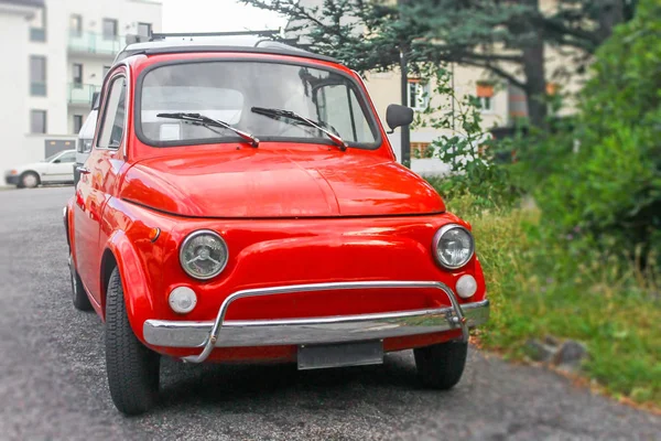 Gamla Retro Röda Italienska Bil Väg Ett Bostadsområde Gården Värdt — Stockfoto