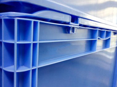 Mavi plastik ambalaj kutular ve üst üste