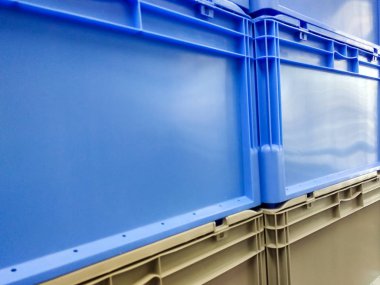 Mavi ve gri plastik ambalaj kutular ve üst üste