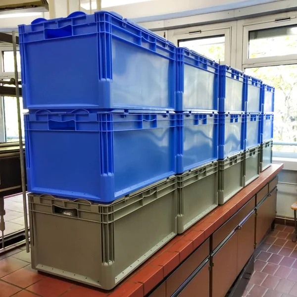 Κουτιά Μπλε Και Γκρι Πλαστικό Δοχείο Στοιβάζονται Ένα Πάνω Στο — Φωτογραφία Αρχείου