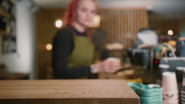 Молода дівчина-бариста робить смачну каву. Працівник кав'ярні з сучасною зачіскою, Модний бариста, Сучасний пояс — стокове відео