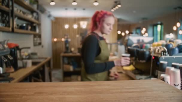 Een jonge Barista Girl maakt heerlijke koffie. Koffie winkel werknemer met een moderne kapsel, Modieuze Barista, Moderne gir — Stockvideo