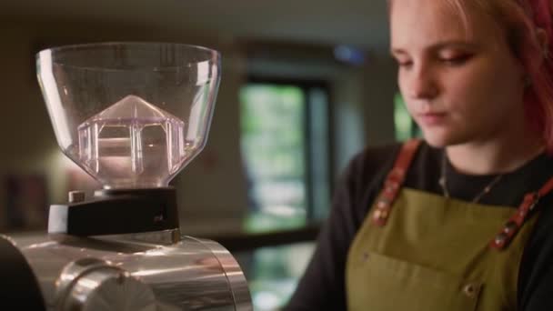 Moderne koffieshop met een jong Barista meisje, Democratie koffieshop met een moderne vrouw, heerlijke koffie, — Stockvideo