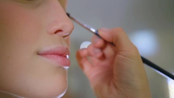 Chicas labios durante la aplicación de maquillaje, cara delicada — Vídeos de Stock