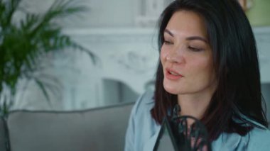 Modern anne kızına ruj sürmeyi öğretiyor, modern ebeveyn, genç anne, yetişkin kız annesiyle gülüyor.