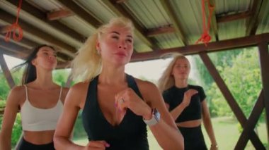 Kadınlar parkta temiz havada egzersiz yaparlar, modern kadınlar..